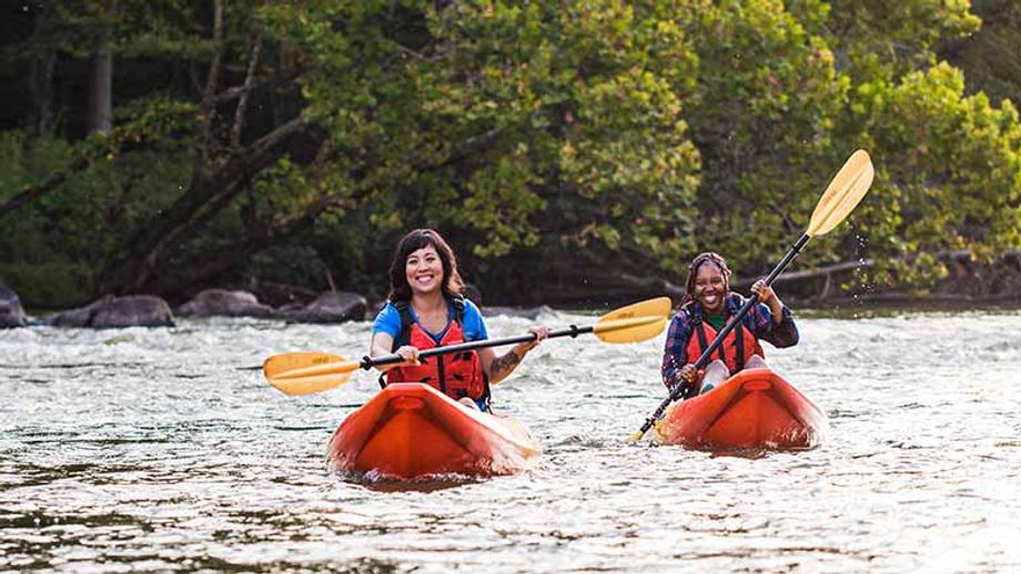 women-kayaking-saluda-river-south-carolina